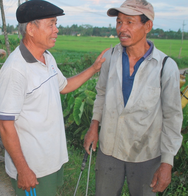 Ông Hồ Thêm (bên phải) cho biết cảm tưởng của mình khi đăng ký hiến giác mạc.