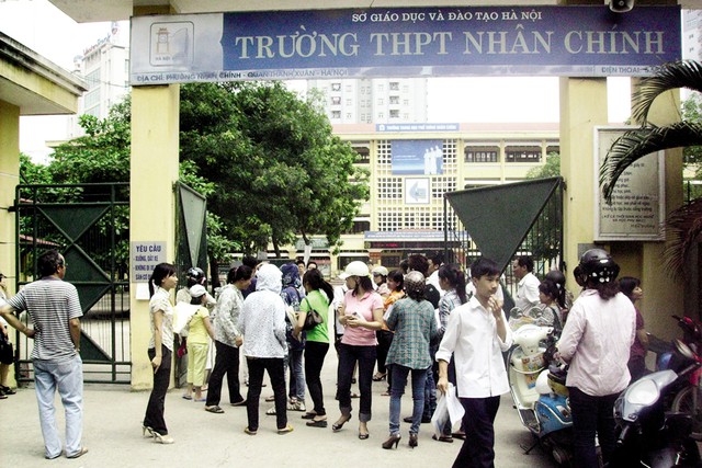 Năm học 2015-2016, Hà Nội tăng hơn 10.000 thí sinh khiến cuộc cạnh tranh vào lớp 10 trường THPT công lập trở nên căng thẳng hơn.	 Ảnh:  Q.Anh
