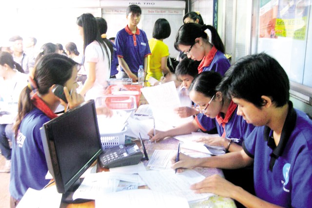 Đội hình sinh viên tình nguyện tại Trung tâm Hỗ trợ học sinh – sinh viên TPHCM. 	Ảnh: Tuấn Vương