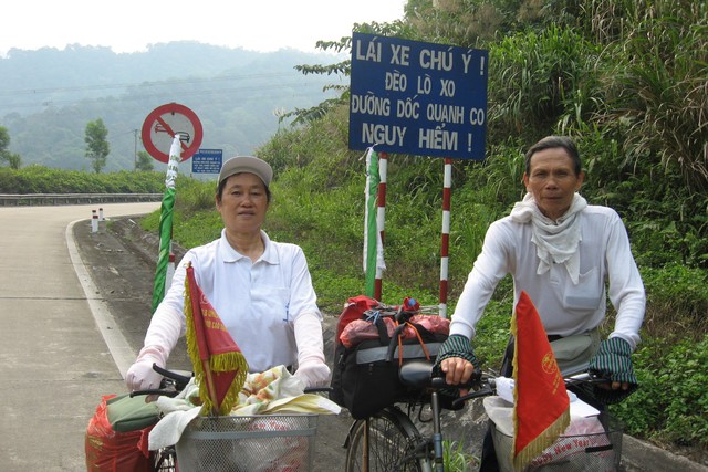 Vợ chồng bà Xuân, ông Toàn trong chuyến đạp xe xuyên Việt năm 2010. Họ dừng chân nghỉ ngơi ở đèo Lò Xo dài 20 km thuộc địa phận huyện Đắk Glei, tỉnh Kon Tum (ảnh do nhân vật cung cấp).