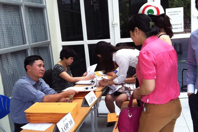 Phụ huynh mua hồ sơ tuyển sinh v&agrave;o lớp 6 tại Trường THCS Lương Thế Vinh, H&agrave; Nội.	 Ảnh: Q.Anh