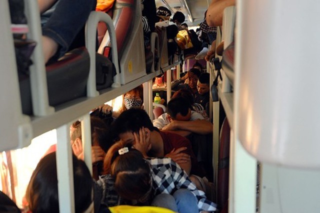 Hành khách bị nhồi nhét trên xe khách trong đợt lễ vừa qua.	Ảnh: Hoàng Anh - Hoàn Nguyễn
