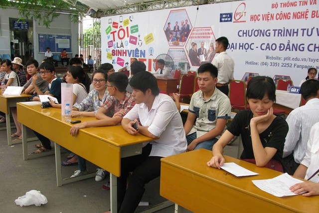 Sau khi trải qua kỳ thi tốt nghiệp THPT Quốc gia, các thí sinh lại chật vật với việc đăng ký hồ sơ vào các trường ĐH, CĐ. 	Ảnh: Quang Huy