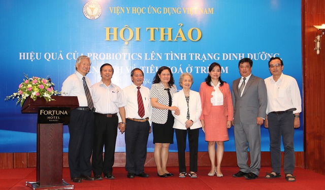 GS TS Đào Ngọc Diễn (áo trắng, giữa) và các thành viên đoàn chủ tịch hội thảo Hiệu quả của Probiotic lên tình trạng dinh dưỡng, miễn dich và tiêu hóa của trẻ em