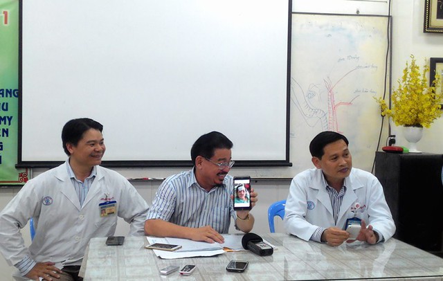 PGS.TS Lê Hành (giữa), BS CKII Trần Văn Dương (trái) và BS CKII Hoàng Bá Dũng chia sẻ niềm vui thực hiện cuộc phẫu thuật dài 12h rất thành công.