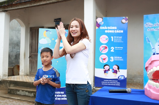Cả Đan Lê và Ốc Thanh Vân rất hào hướng trong việc giúp trẻ em biết cách để chăm sóc răng miệng một cách khoa học.