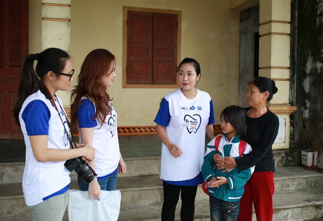 Hoạt động cộng đồng này giú  Ốc Thanh Vân và Đan Lê hiểu thêm về sự khó khăn của trẻ em ở những vùng sâu, vùng sa.