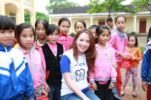 Đan Lê và Ốc Thanh Vân kêu gọi mọi người cùng chung tay đồng hành cùng chương trình ý nghĩa này để bảo vệ thêm nhiều nụ cười của các em nhỏ vùng nông thôn