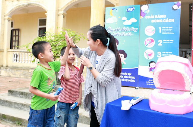Chương trình &quot;Bảo vệ nụ cười Việt Nam&quot; là chương trình nha học đường tuyên truyền giáo dục các em ở vùng nông thôn chăm sóc răng miệng đúng cách, chải răng mỗi ngày hai lần sáng và tối. Đây là năm thứ 16 chương trình diễn ra.