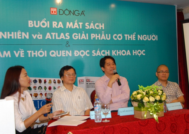 Từ trái sang phải: Dịch giả Nguyễn Việt Long, chuyên gia Đỗ Hoàng Sơn và TS Giáp Văn Dương tại toạ đàm Thói quen đọc sách khoa học