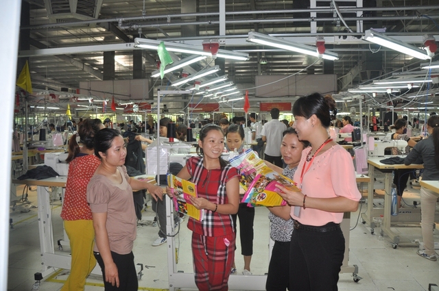 Truyền thông tư vấn, nói chuyện về chăm sóc SKSS cho nữ công nhân tại Khu Công nghiệp Nam Cấm (Nghệ An).	 Ảnh: Hồ Hà