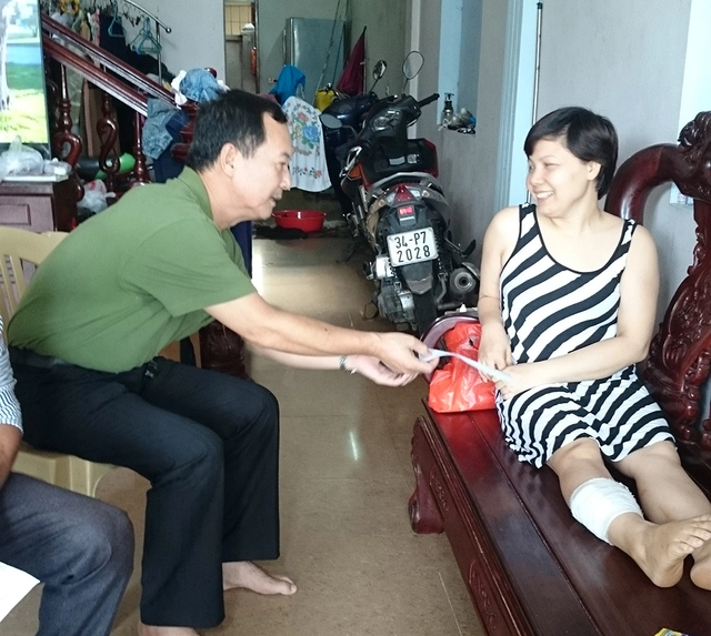 Ông Phạm Xuân Quang, Phó giám đốc Liên đoàn Xiếc Việt Nam dẫn đầu đoàn công tác xuống Hải Dương thăm hỏi, hỗ trợ ban đầu các nạn nhân.