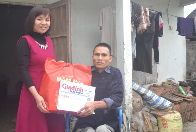 PV Phương Thuận đại diện Quỹ vòng tay nhân ái Báo GĐXH trao quà cùng số tiền của bạn đọc hảo tâm cho anh Điệp