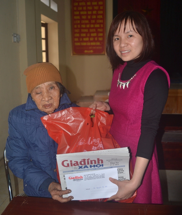 PV Phương Thuận đại diện Quỹ Vòng tay nhân ái Báo GĐXH trao quà cho bà Nến