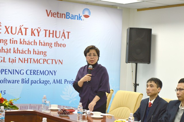 Bà Bùi Như Ý - Phó Tổng Giám đốc VietinBank, Trưởng Ban Dự án phát biểu tại Lễ đóng và mở thầu