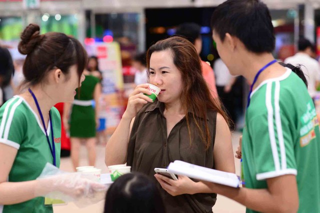 Người tham dự còn được tư vấn thực phẩm giàu Canxi tốt cho xương như hải sản, rau đậm màu, hoặc sữa giàu Canxi