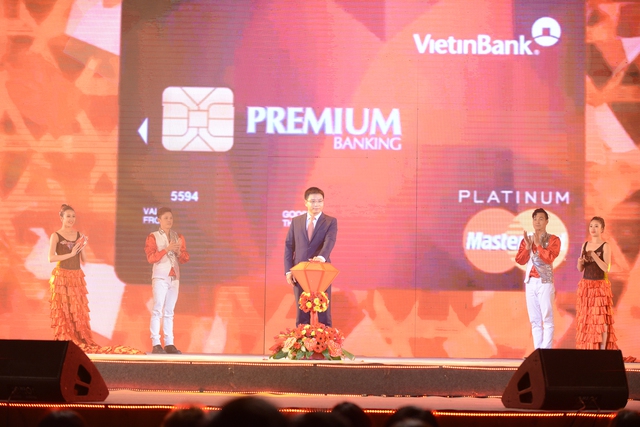 Chủ tịch HĐQT VietinBank Nguyễn Văn Thắng nhấn nút công bố dịch vụ VietinBank Premium Banking