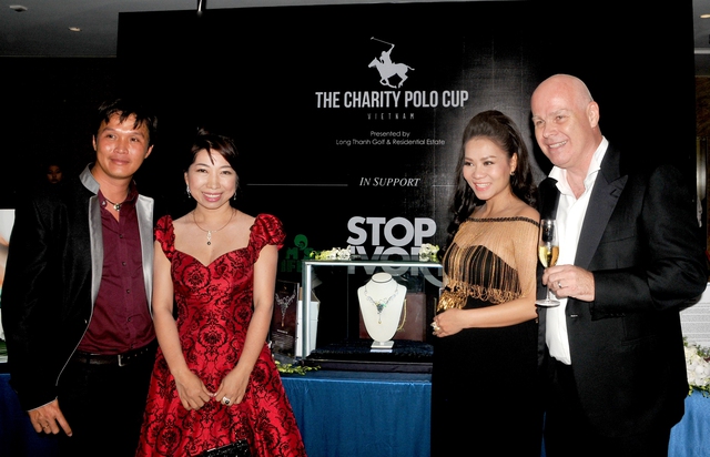 Đêm tiệc nằm trong khuôn khổ giải thi đấu The Charity Polo Cup tại Vietnam 2015 với sự tham gia của hơn 400 khách mời đến từ Hoàng gia Anh, Hoàng gia Malaysia, sao Việt cùng các doanh nhân thành đạt.Được đánh giá là điểm nhấn ấn tượng trong đêm tiệc, chuỗi vòng cổ ngọc trai thu hút sự quan tâm đặc biệt của các khách mời.