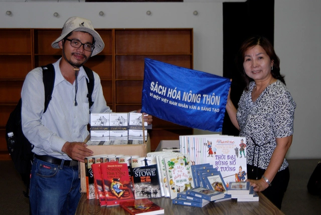 Nguyễn Quang Thạch tặng sách từ chương trình Sách hóa nông thôn VN cho Thư viện Khoa học Tổng hợp TPHCM. Bà Trần Thị Gìn-phó GĐ Thư viện thay mặt nhận sách