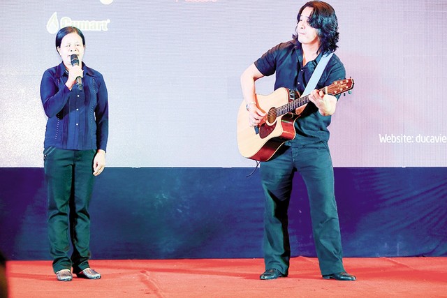 Nhạc sĩ Lê Minh Sơn và chị Đinh Thị Bông ra mắt khán giả tại Hà Nội (ảnh chương trình cung cấp).