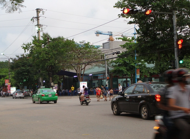 Bất kể đèn xanh, đèn đỏ hay đèn vàng, các phương tiện giao thông vẫn vô tư &quot;lăn bánh&quot;