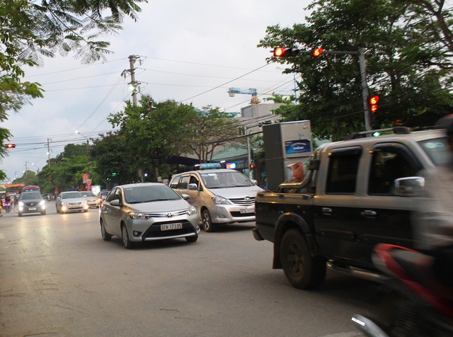 Theo quan sát của phóng viên, cần như các xe biển số Nghệ An (37), Hà Tĩnh (38) đều không để ý đến đèn đỏ