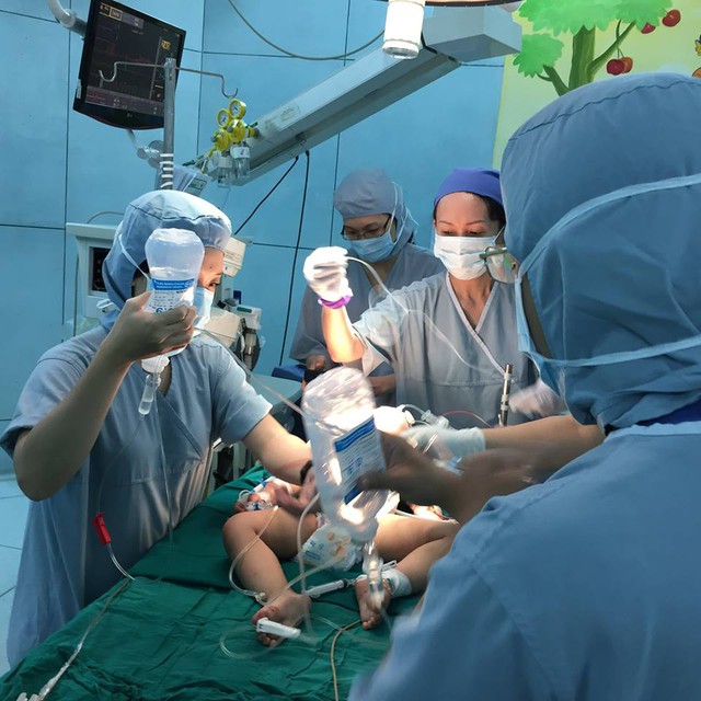 Các bác sỹ BV Nhi Đồng 2 đang cấp cứu cho cháu bé ( ảnh BS Trương Quang Định cung cấp)