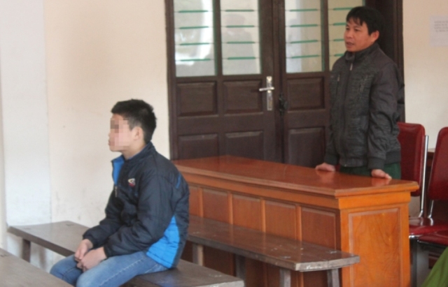 Nguyễn Hữu Cường và bố tại phiên toà