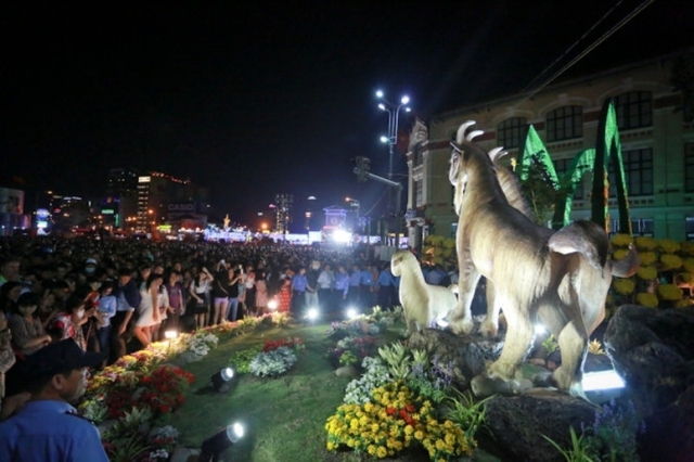 Hàng vạn người dân TP và du khách náo nức xem trực Tết lễ khai mạc Đường hoa tại bùng binh Quách Thị Trang