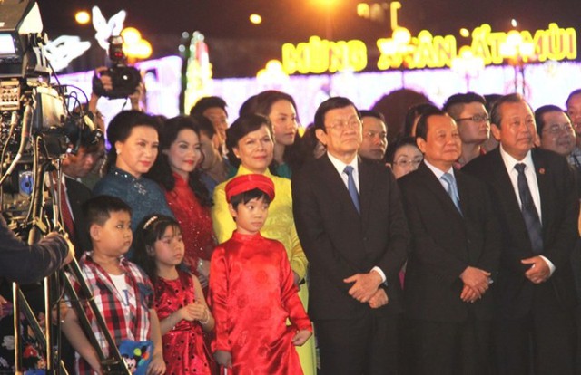 Chủ tịch nước Trương Tấn Sang cùng phu nhân (áo vàng) cùng nhiều lãnh đạo Đảng và Nhà nước, lãnh đạo TPHCM tham dự lễ khai mạc Đường hoa Tết Ất Mùi