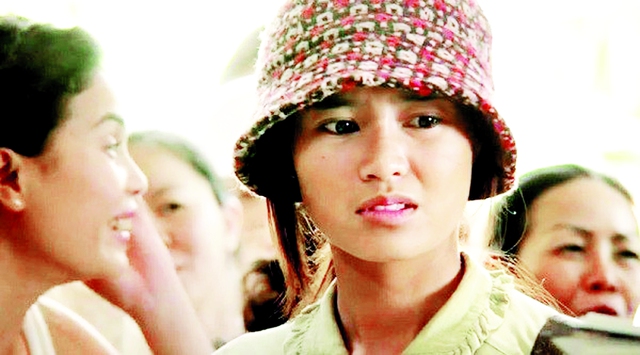 Diễn viên Ninh Dương Lan Ngọc vào vai người phụ nữ bán vé số trong phim “Trúng số”. Ảnh: TL
