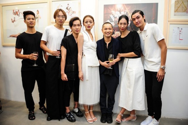 Dzung Yoko (thứ ba từ phải sang) cùng các đồng nghiệp, người mẫu tại phòng triển lãm Địa Project