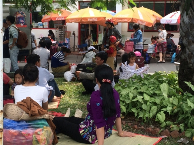 Do lượng khách chờ trong ga quá tải, nên rất nhiều hành khách đã phải chờ vật vạ tại công viên trước ga. Có hành khách cho biết, gia đình họ đã đến đây từ 4 giờ sáng nay, đã vào làm thủ tục kiểm tra vé đã đặt qua mạng, đã nhận được vé lên tàu nhưng vẫn phải chờ tàu rỗng trở về để quay đầu tiếp tục hành trình Nam-Bắc