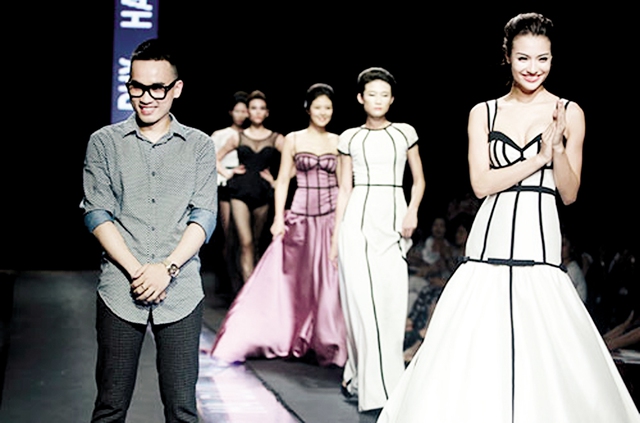 Nhà thiết kế Hà Duy và bộ sưu tập của mình trong chương trình “Fashion Week” (ảnh nhân vật cung cấp)