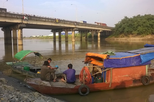 Hiện trường được cho là nơi anh Lâm và anh Quyền nhảy xuống sông.