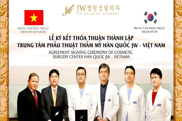 Đội ngũ chuyên gia, bác sỹ phẫu thuật thẩm mỹ của Trung tâm phẫu thuật thẩm mỹ Hàn Quốc JW (số 141 – 143 Lê Thị Riêng, P. Bến Thành, Quận 1, TPHCM) tại Lễ ký kết thỏa thuận thành lập Trung tâm phẫu thuật thẩm mỹ Hàn Quốc JW tại Việt Nam.