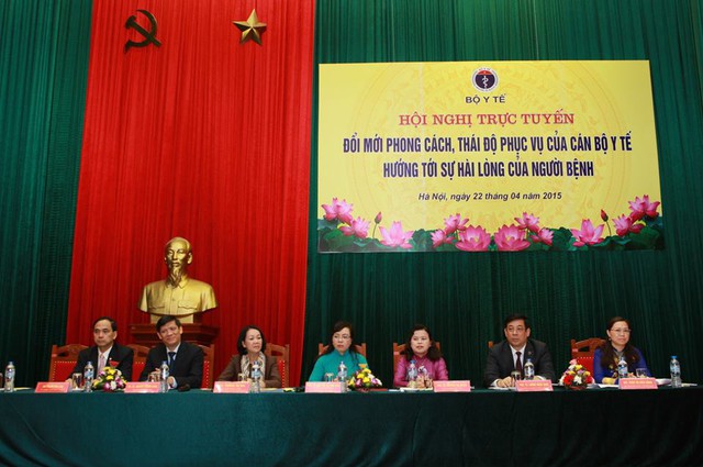 Bộ trưởng Nguyễn Thị Kim Tiến (giữa) và bà Trương Thị Mai - Chủ nhiệm Ủy ban Về các vấn đề xã hội của Quốc hội (thứ 3 từ trái qua) cùng các lãnh đạo Bộ Y tế chủ trì hội nghị. Ảnh: Chí Cường