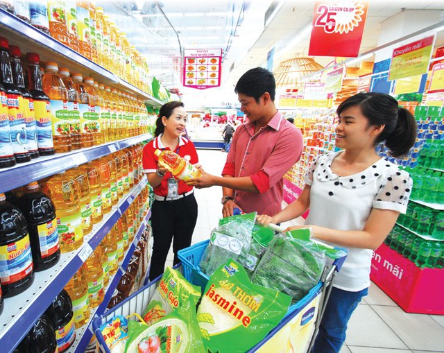 Khách hàng đang thoải mái mua sắm hàng khuyến mãi tại hệ thống Sài Gòn Co.opMart
