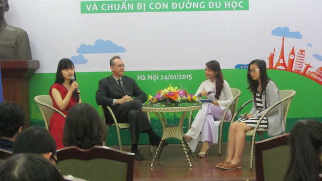 Ông Gavan Iacono – Tổng Giám đốc Language Link Việt Nam và các cựu du học sinh Việt Nam tư vấn và chia sẻ kinh nghiệm học tiếng Anh tại Hội thảo.