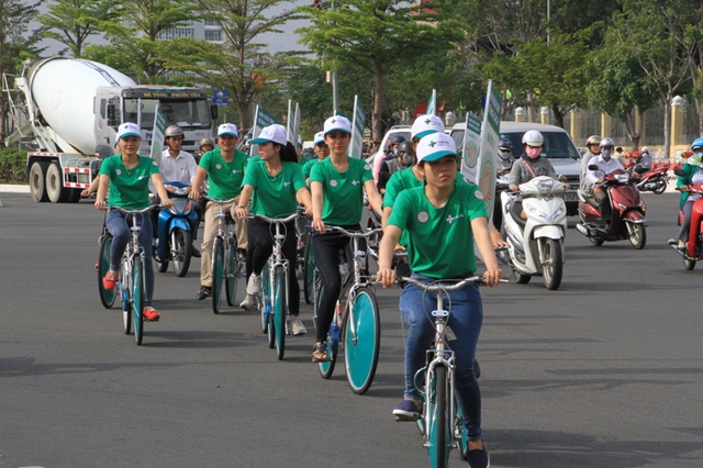 Chương trình đạp xe diễu hành tuyên truyền rửa tay đúng cách của BV Hoàn Mỹ Đà Nẵng. Ảnh Đức Hoàng