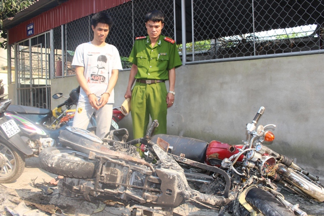 Nguyễn Lương Hải bên chiếc xe đã bị đốt cháy