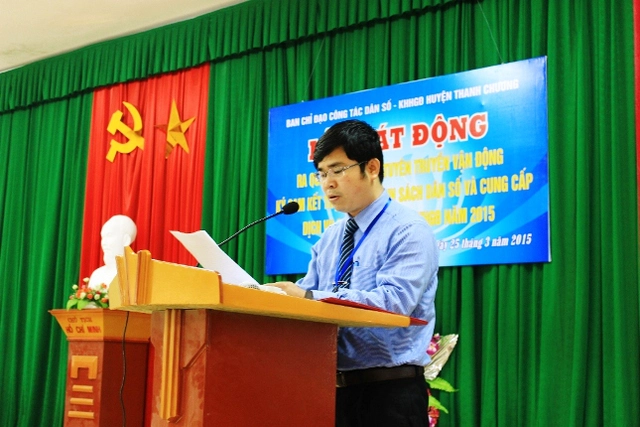 Ông Trình Văn Nhã, PCT UBND huyện Thanh Chương phát biểu tại lễ phát động ra quân chiến dịch.