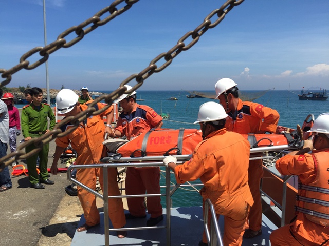 Trung tâm phối hợp tìm kiếm cứu nạn hàng hải khu vực 2 đưa ngư dân bị nạn vào bờ. Ảnh Đ.H