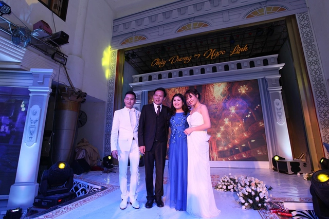 Ca sĩ Linh Nguyễn, MC Hoàng Linh và chủ nhân của bữa tiệc cưới hoành tráng
