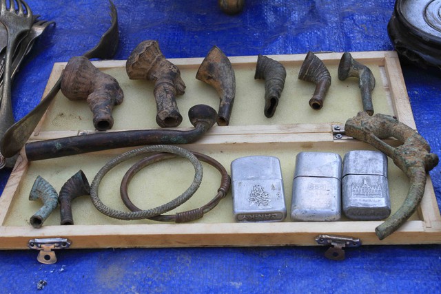 Một số hiện vật được trưng bày tại chợ phiên đồ xưa Đà thành. Ảnh Đức Hoàng