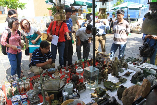 Chợ phiên đồ xưa Đà thành thu hút nhiều du khách và người dân thành phố tới xem trong sáng ngày khai mạc. Ảnh Đức Hoàng
