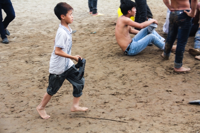 Trẻ em cũng hăng hái chạy theo xem đám đông cướp Phết