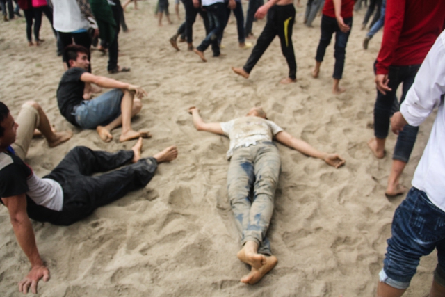 Những người không cướp được Phết thì nằm lả trên bãi cát vì mệt