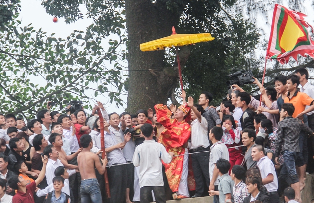 Mỗi khi &ocirc;ng Ti&ecirc;n Chỉ mang quả Phết, quả Ch&uacute;i ra l&agrave; c&oacute; h&agrave;ng trăm, h&agrave;ng ng&agrave;n người x&ocirc; v&agrave;o tranh cướp, đến l&uacute;c quả phết được ai đ&oacute; cướp được chạy ra khỏi b&atilde;i n&eacute;m Phết m&agrave; kh&ocirc;ng c&oacute; ai đuổi theo th&igrave; Quả Phết tiếp theo lại được n&eacute;m ra.