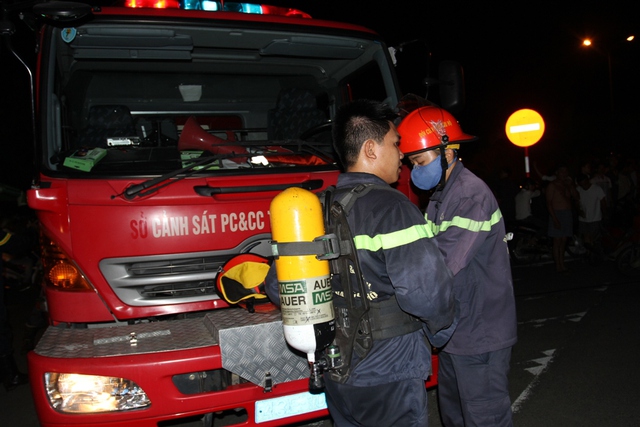 Lính cứu hỏa mang bình ôxy, mặt nạ phòng độc...đề phòng bên trong ngôi nhà có khí độc...